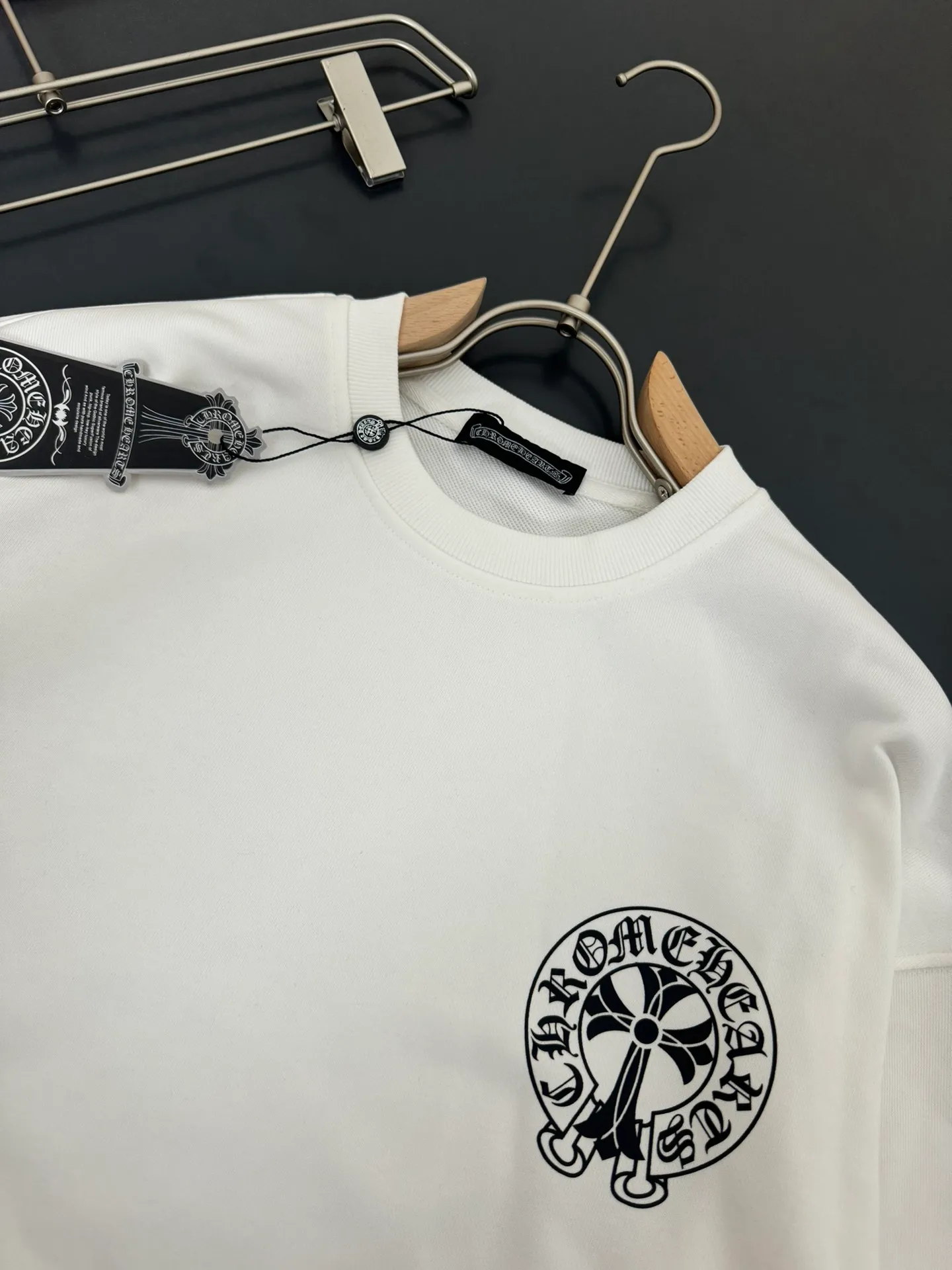 P230 Chrome Hearts*Chrome Hearts* The latest round-neck fashionable long-sleeved sweatshirt in autumn and winter, with printed logo design and 400 grams of pure cotton fabric! It is close to the skin and comfortable, durable and easy to wear. The original factory craftsmanship is meticulous. It is a must-have for casual wear. Size S M L XL XXL